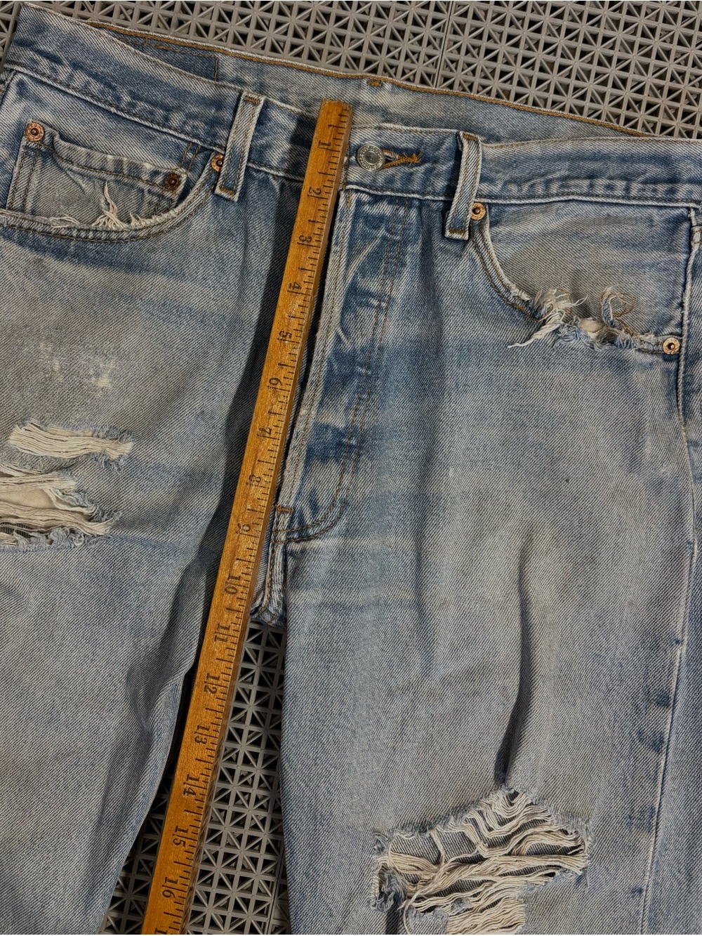 Vintage Levi's 501 Light Wash Distressed Button-Fly Blue Jeans Y2K - Picture 10 of 16
